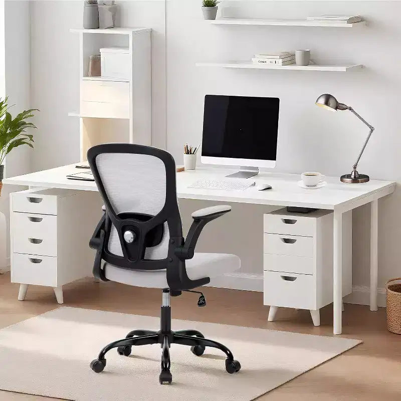 Bürostuhl mit hohem Netzrücken, höhenverstellbar und klappbaren Armlehnen