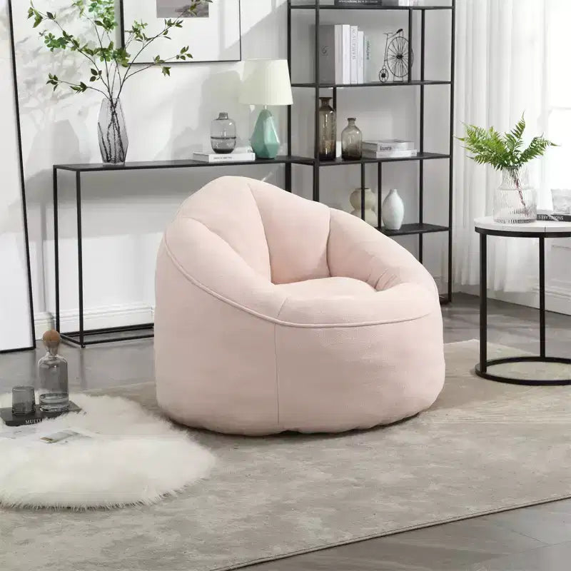 Sitzsack mit Schaumstofffüllung und Fußhocker