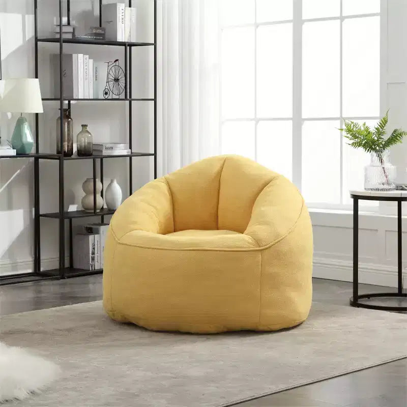 Sitzsack mit Schaumstofffüllung und Fußhocker