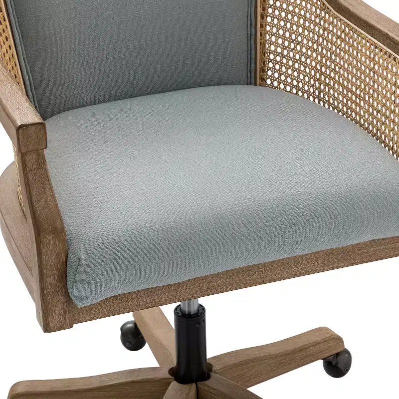 Drehbarer Fass-Bürostuhl mit Rattan-Armen und Schaumstoffpolster